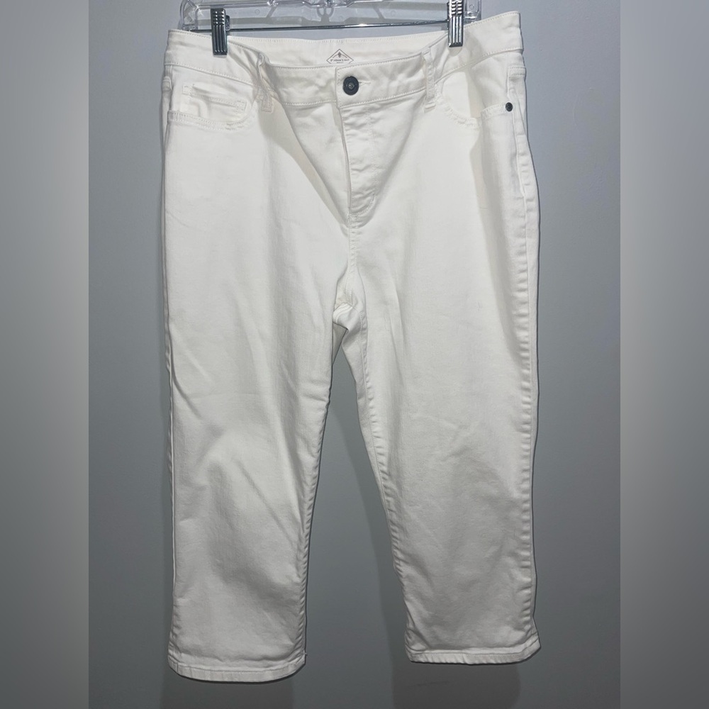 St. John's Bay White Capri Style Pants